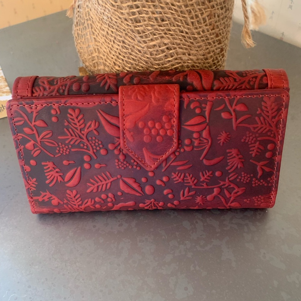 VALENCHI, NEW WITH TAGS IN PACKAGE, flower embossed LEVOGUE RFID leather wallet.
